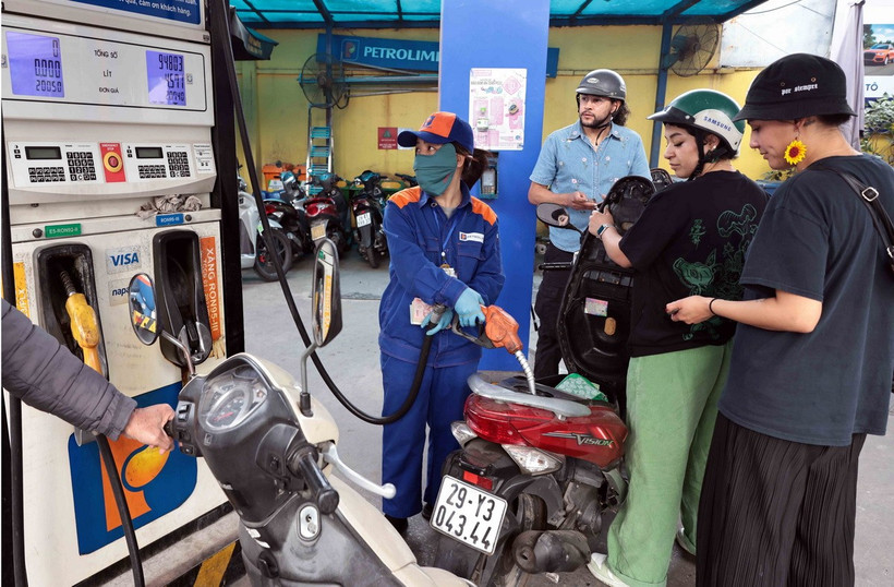 Mua, bán xăng, dầu tại điểm kinh doanh xăng dầu Petrolimex. (Ảnh: Trần Việt/TTXVN)