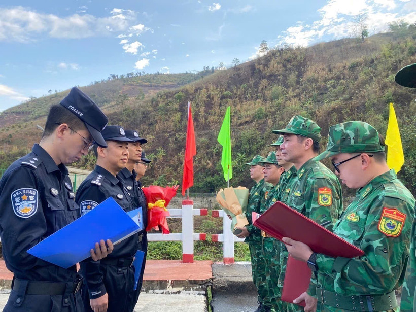 Chỉ huy trưởng hai bên gặp nhau và ký biên bản tại vạch phân định cửa khẩu Ma Lù Thàng (Việt Nam)-Kim Thuỷ Hà (Trung Quốc). (Ảnh: TTXVN)