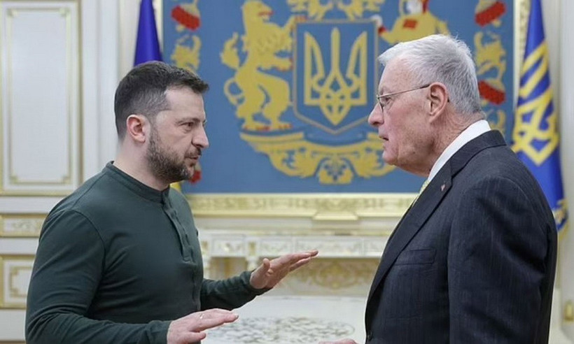 Ngày 20/2/2025, Tổng thống Ukraine Volodymyr Zelensky (trái) khẳng định nước này sẵn sàng làm việc nhanh chóng và không mệt mỏi để đạt được một thỏa thuận mạnh mẽ và hữu ích về đầu tư và an ninh với Mỹ. (Nguồn: EPA/TTXVN)