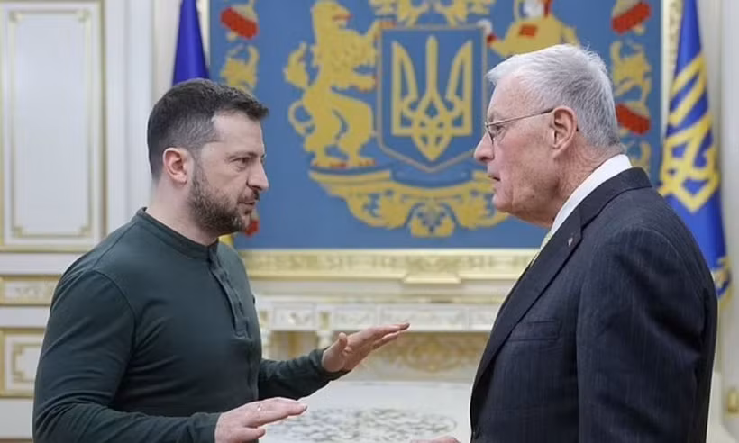Ngày 20/2/2025, Tổng thống Ukraine Volodymyr Zelensky (trái) khẳng định nước này sẵn sàng làm việc nhanh chóng và không mệt mỏi để đạt được một thỏa thuận mạnh mẽ và hữu ích về đầu tư và an ninh với Mỹ. (Nguồn: EPA/TTXVN)