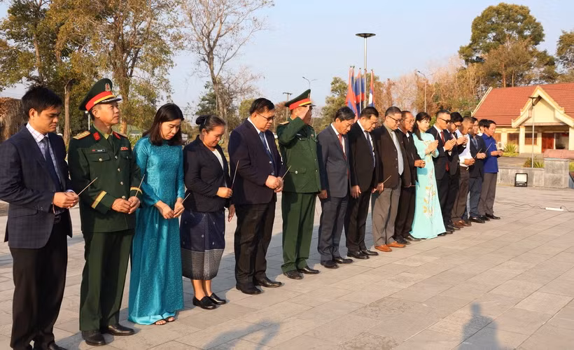 Đại sứ Nguyễn Minh Tâm cùng đoàn công tác dâng hương tại Khu lưu niệm Chủ tịch Souphanouvong. (Ảnh: Xuân Tú/TTXVN)