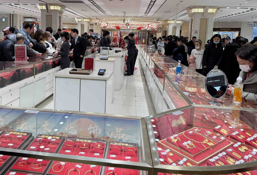 Người dân Trung Quốc mua sắm vàng dịp Tết nguyên đán 2025. (Ảnh: Công Tuyên/TTXVN) 