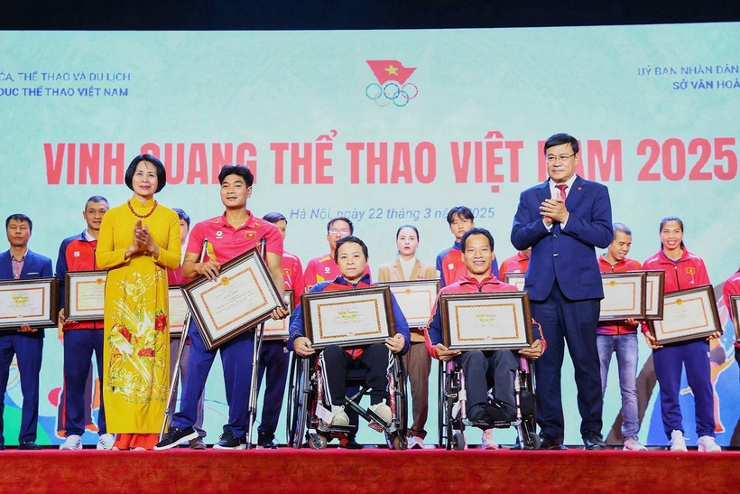Các vận động viên, huấn luyện viên và đội tuyển tiêu biểu nhận Bằng khen của Ủy ban Olympic Việt Nam. (Ảnh: Lê Đông/TTXVN)