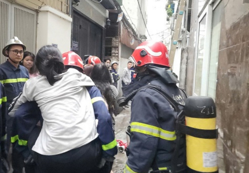 Giải cứu 7 người dân trong vụ cháy nhà ở ngõ 105 phố Doãn Kế Thiện, phường Mai Dịch (Cầu Giấy, Hà Nội) vào sáng 3/2/2025. (Nguồn: TTXVN)