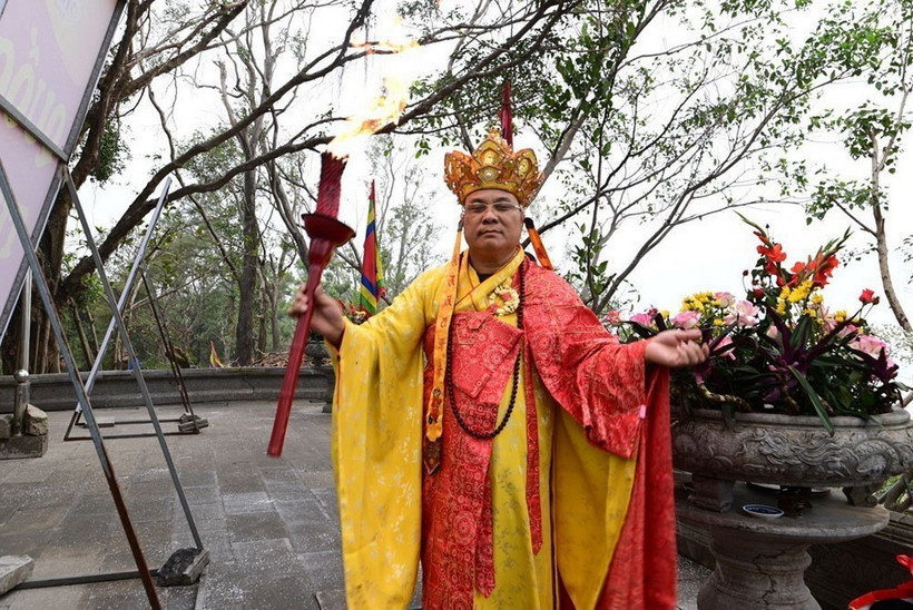 Thượng tọa Thích Thanh Vân, Trưởng Ban Trị sự Giáo hội Phật giáo Việt Nam tỉnh Hải Dương thực hiện nghi lễ. (Ảnh: Mạnh Minh/TTXVN)