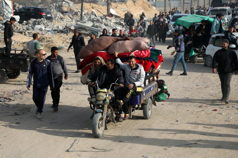 Người tị nạn Palestine trở về nhà ở thành phố Rafah ngày 19/1/2025. (Nguồn: THX/TTXVN)