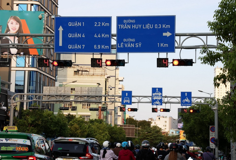 Đèn tín hiệu giao thông ở giao lộ Nguyễn Văn Trỗi-Trần Huy Liệu, quận Phú Nhuận, Thành phố Hồ Chí Minh. (Ảnh: Hồng Đạt/TTXVN)