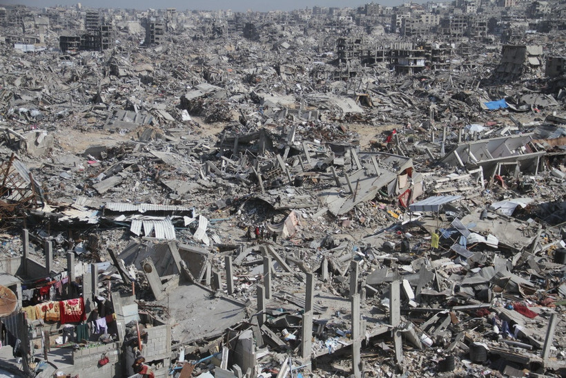 Cảnh đổ nát sau các cuộc không kích của Israel xuống Dải Gaza. (Nguồn: THX/TTXVN)