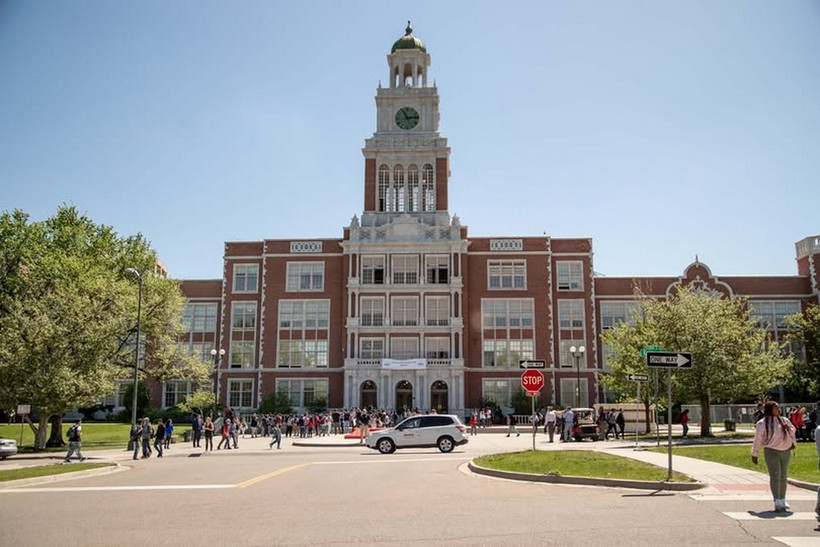 Một trường trung học ở thành phố Denver, Mỹ. (Nguồn: Facebook)