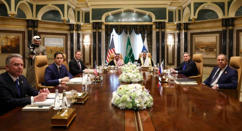 Các quan chức Mỹ gặp các quan chức Saudi Arabia và Nga tại Điện Diriyah ở thủ đô Riyadh của Saudi Arabia. (Nguồn: AP)