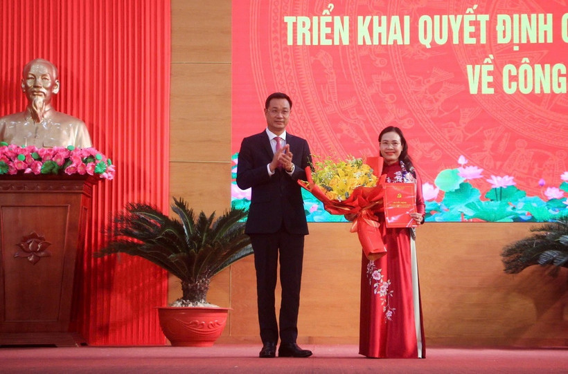 Bí thư Tỉnh ủy Quảng Bình Lê Ngọc Quang trao Quyết định về việc điều động, phân công, chỉ định bà Phạm Thị Hân giữ chức Bí thư Thành ủy Đồng Hới. (Nguồn: TTXVN)