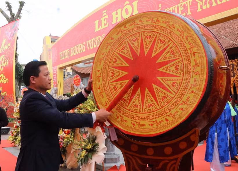 Chủ tịch Ủy ban nhân dân tỉnh Bắc Ninh Vương Quốc Tuấn đánh trống khai hội Kinh Dương Vương. (Ảnh: Thái Hùng/TTXVN)