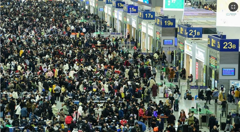 Hành khách tập trung tại ga tàu cao tốc Hồng Kiều Thượng Hải trong giờ cao điểm đi lại trước Tết Nguyên đán năm 2024. (Nguồn: AFP)