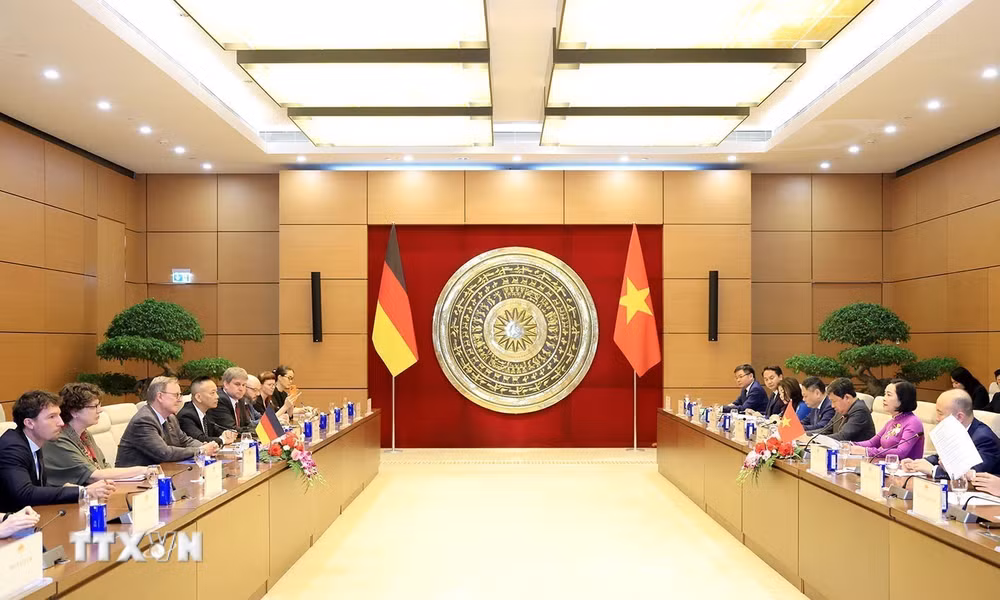 ttxvn-pho-chu-tich-quoc-hoi-nguyen-thi-thanh-tiep-va-hoi-dam-pho-chu-tich-quoc-hoi-cong-hoa-lien-bang-duc-8829022-1.jpg