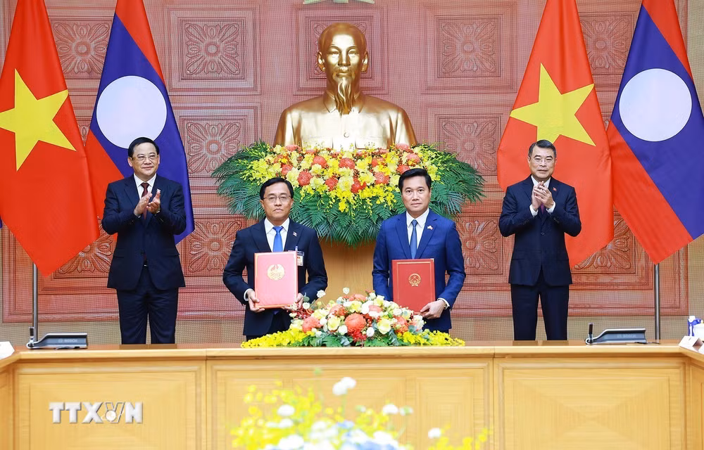 ttxvn-thu-tuong-le-minh-hung-va-thu-tuong-lao-sonexay-siphandone-hoi-dam-8810909.jpg