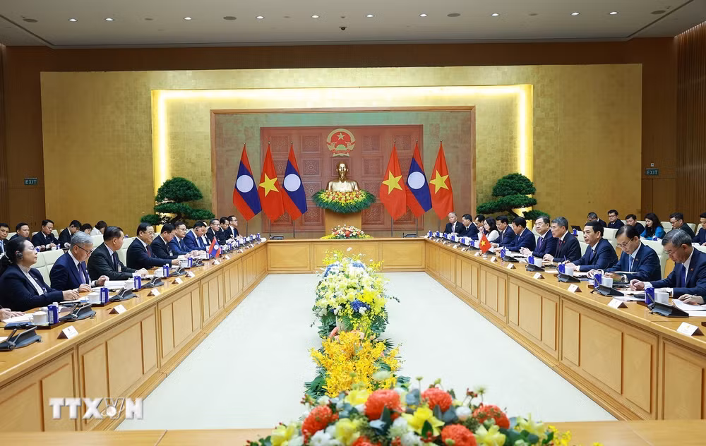 ttxvn-thu-tuong-le-minh-hung-va-thu-tuong-lao-sonexay-siphandone-hoi-dam-8810882.jpg