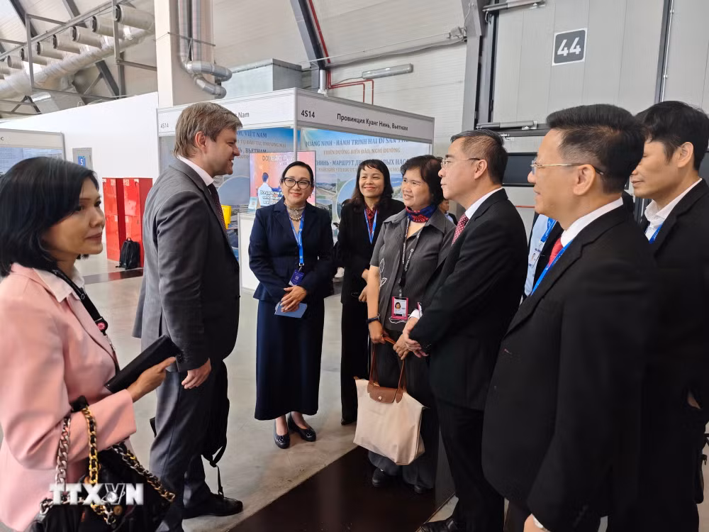 ttxvn-dai-dien-viet-nam-lan-dau-tham-du-trien-lam-cong-nghiep-quoc-te-innoprom-8871095-3.jpg