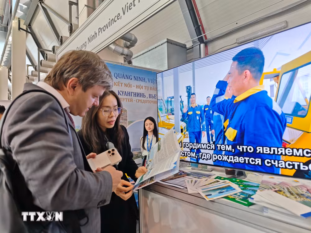 ttxvn-dai-dien-viet-nam-lan-dau-tham-du-trien-lam-cong-nghiep-quoc-te-innoprom-8871095-1.jpg