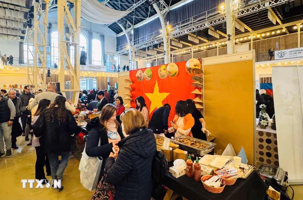 ttxvn-viet-nam-tham-gia-hoi-cho-giang-sinh-tu-thien-bratislava-2025-8435779.jpg