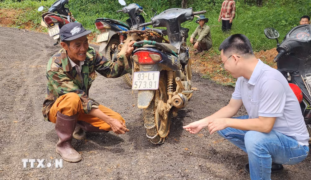 ttxvn-tuyen-duong-lay-loi-nguoi-dan-tho-son-tu-gop-tien-sua-8809905-1.jpg