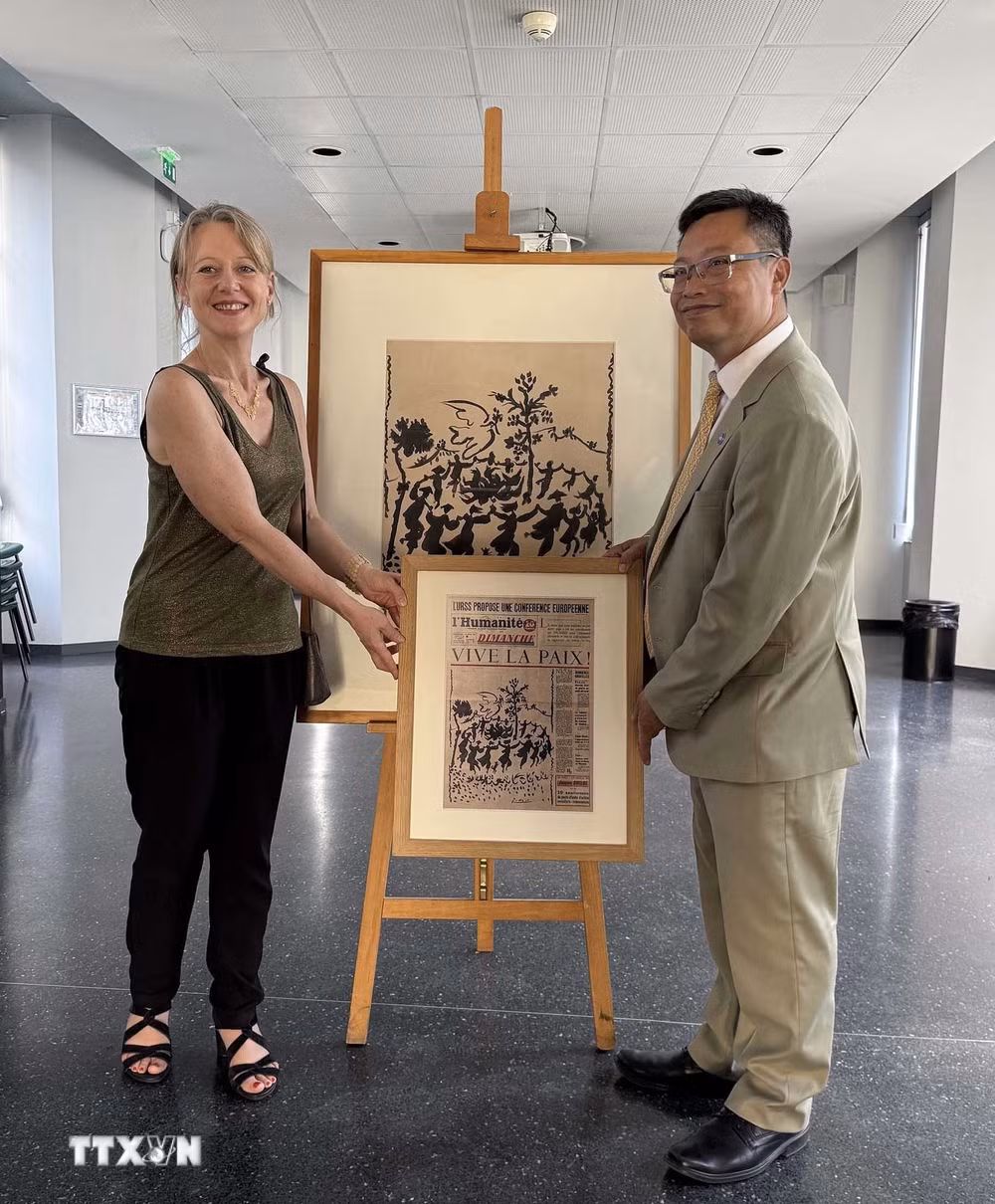 ttxvn-buc-tranh-cua-picasso-ve-hoa-binh-o-viet-nam-duoc-gioi-thieu-tai-phap-8847176-2.jpg