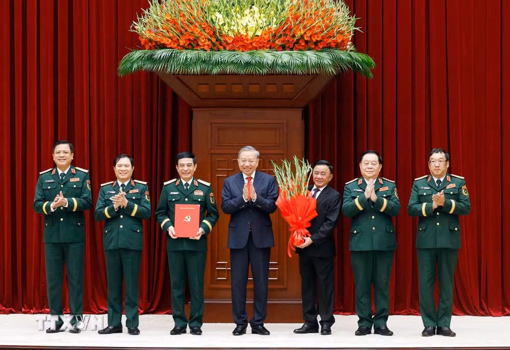 ttxvn-hoi-nghi-cong-bo-quyet-dinh-cua-bo-chinh-tri-ve-cong-tac-can-bo-8698024-5.jpg
