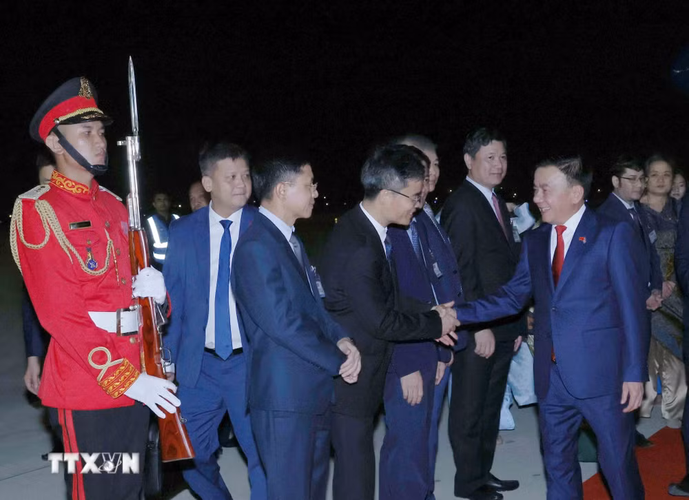 ttxvn-thuong-truc-ban-bi-thu-tran-cam-tu-bat-dau-tham-chinh-thuc-vuong-quoc-campuchia-8691768-4.jpg