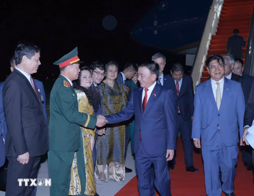 ttxvn-thuong-truc-ban-bi-thu-tran-cam-tu-bat-dau-tham-chinh-thuc-vuong-quoc-campuchia-8691768-3.jpg