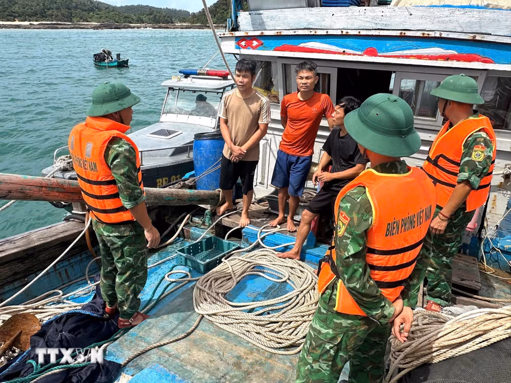 ttxvn-bo-doi-bien-phong-quang-ninh-keu-goi-tau-thuyen-vao-noi-tranh-tru-an-toan-truoc-bao-so-1-8864758-2.jpg