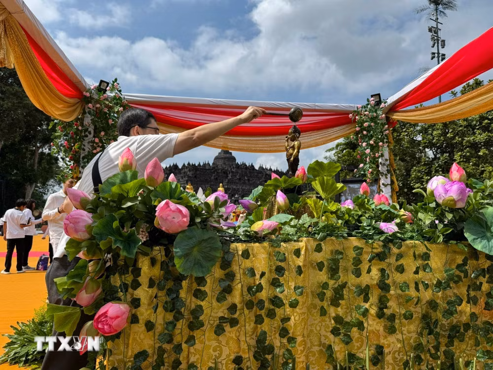 ttxvn-hang-nghin-nguoi-tham-gia-le-ruoc-kirab-waisak-tai-borobudur-8796589-2.jpg
