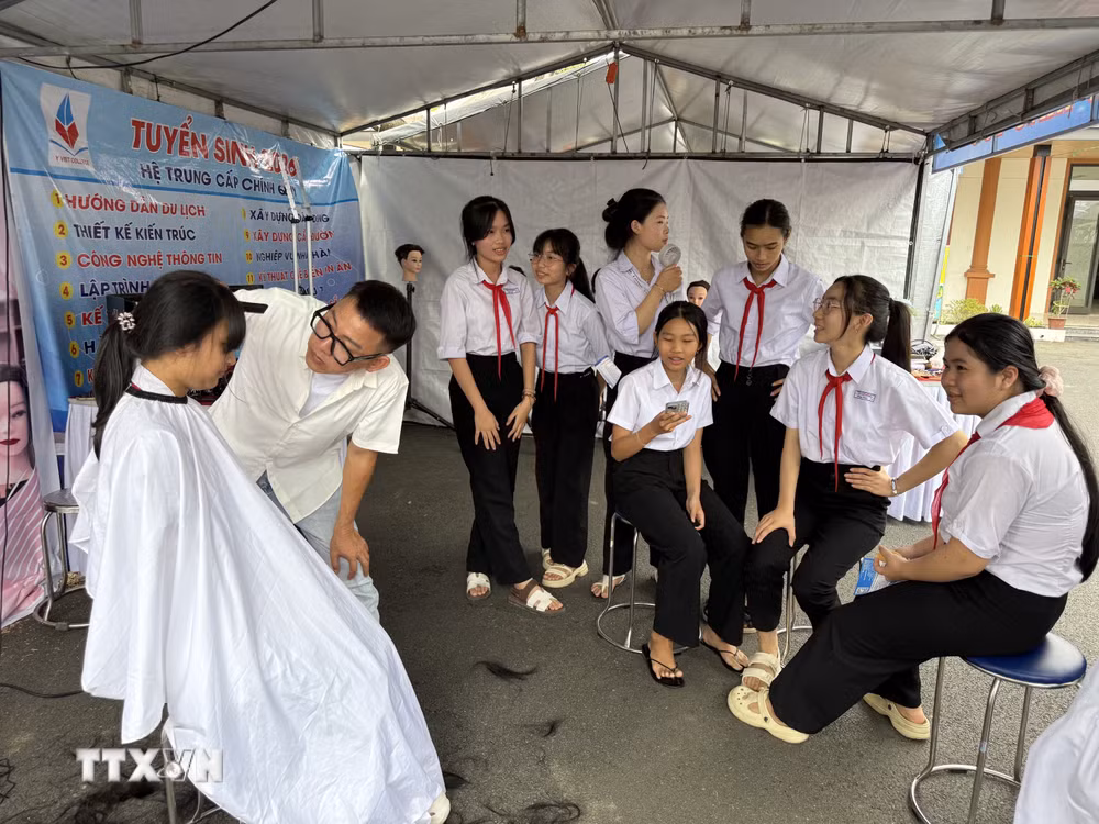 ttxvn-da-nang-dinh-huong-nghe-nghiep-tu-som-cho-hoc-sinh-lop-9-8725739-2.jpg