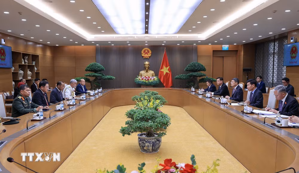 Thủ tướng Lê Minh Hưng tiếp Bộ trưởng Quốc phòng Malaysia Mohamed Khaled bin Nordin. (Ảnh: Dương Giang/TTXVN) ttxvn-thu-tuong-tiep-bo-truong-quoc-phong-malaysia-8935364-2.jpg