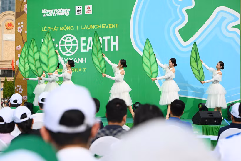 Lễ phát động sự kiện “RE: EARTH - Vì Hồ Tây Xanh”. (Ảnh: BTC)
