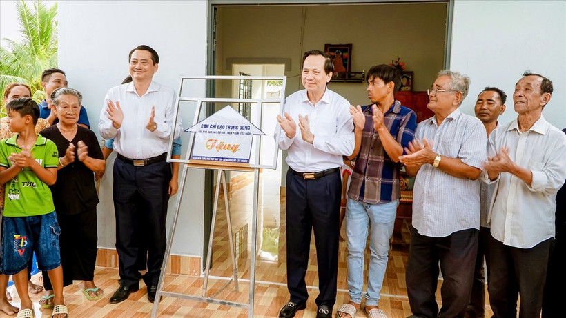 Bộ trưởng Bộ Dân tộc và Tôn giáo Đào Ngọc Dung thực hiện nghi thức khánh thành và chúc mừng hộ gia đình được nhận nhà mới kịp đón Tết cổ truyền của đồng bào dân tộc Khmer tại tỉnh Trà Vinh. (Ảnh: Tào Đạt)