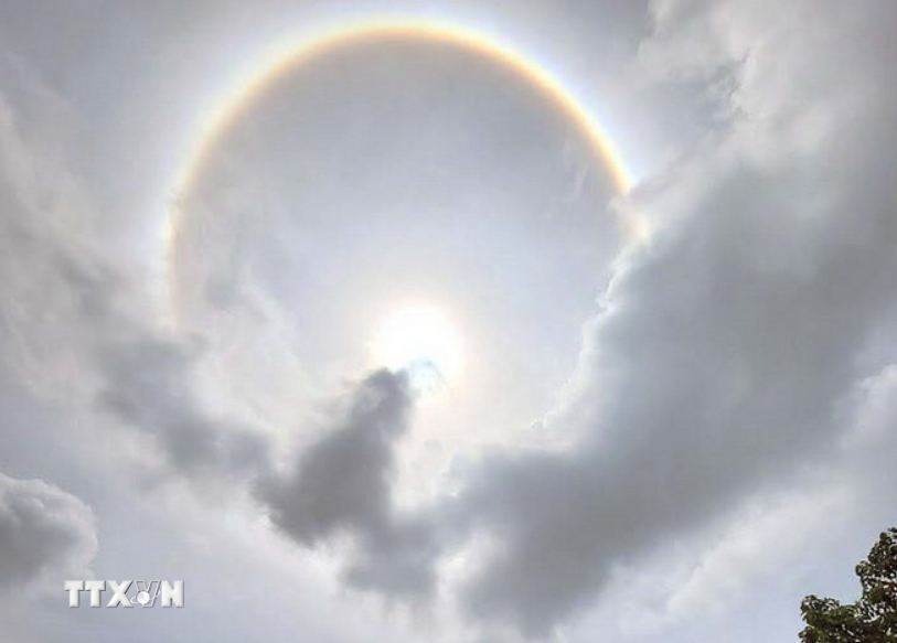 Hào quang Mặt Trời xuất hiện tại chùa Tam Chúc trước ngày cung rước, tôn trí xá lợi Đức Phật. (Ảnh: Đại Nghĩa/TTXVN)