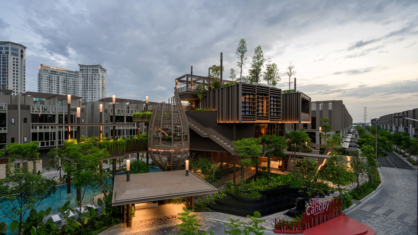 Nhà câu lạc bộ The Canopy nổi bật tại trung tâm khuôn viên The Orchard với thiết kế bốn tầng dành riêng cho cư dân.