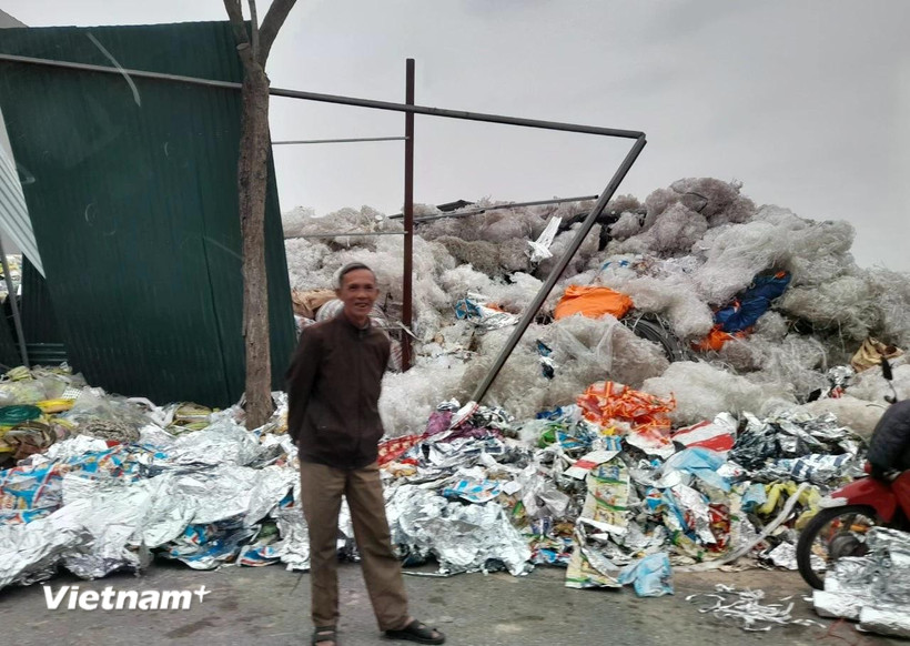 Nhà sản xuất, nhà nhập khẩu cần nắm rõ các quy định tại Việt Nam để thực hiện tốt trách nhiệm của mình, góp phần thúc đẩy nền kinh tế tuần hoàn. (Ảnh: Hùng Võ/Vietnam+)