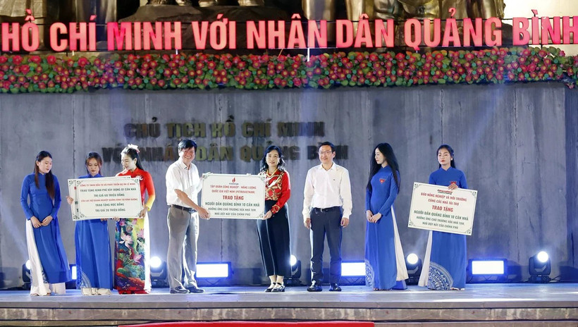 Tổng Biên tập Báo Nông nghiệp và Môi trường Nguyễn Ngọc Thạch trao tặng bồn chứa nước ngọt đồng hành cùng ngư dân Quảng Bình bám biển. (Ảnh: Khương Trung)