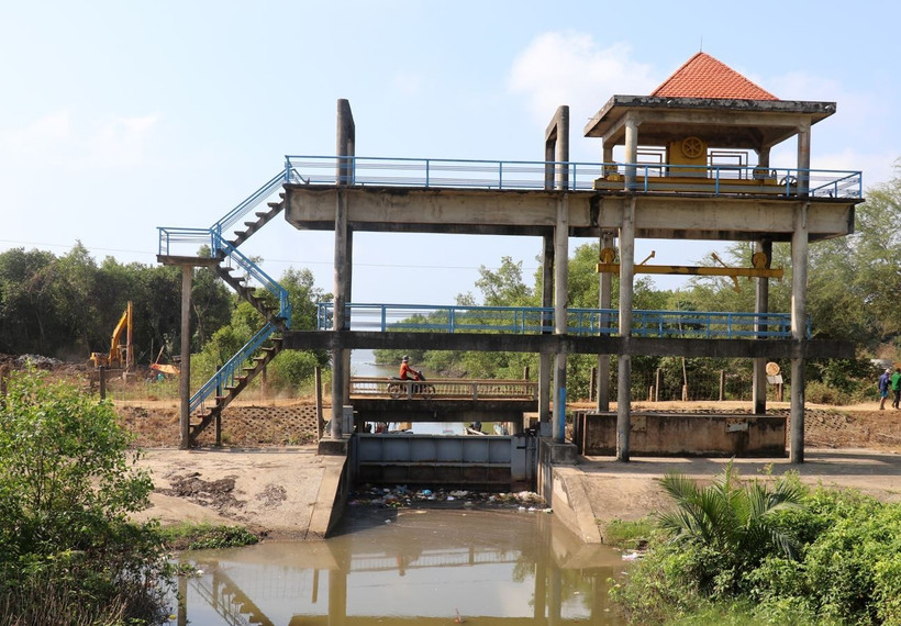 Cống Kênh 4 ven biển trên địa bàn ấp Giồng Kè, xã Bình Giang, huyện Hòn Đất, đang đóng kín ngăn mặn xâm nhập. (Ảnh: Lê Huy Hải/TTXVN)
