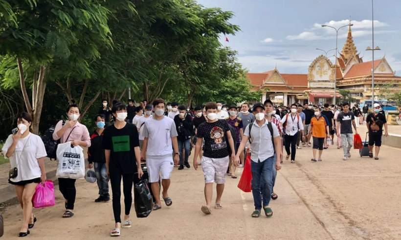 Bàn giao công dân Việt Nam từ Campuchia về nước tại Cửa khẩu Quốc tế Hà Tiên (tỉnh Kiên Giang). (Ảnh: TTXVN phát)