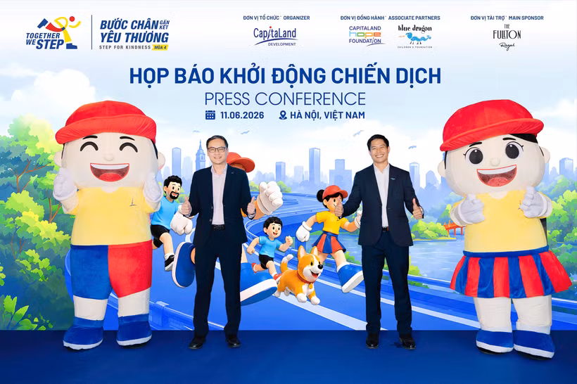 Ông Alwin Low, Tổng Giám đốc CLD Việt Nam khu vực miền Bắc, cùng ông Đỗ Duy Vị, Đồng Giám đốc điều hành Tổ chức Trẻ em Rồng Xanh thực hiện nghi thức khởi động chiến dịch “Bước chân gắn kết yêu thương.”