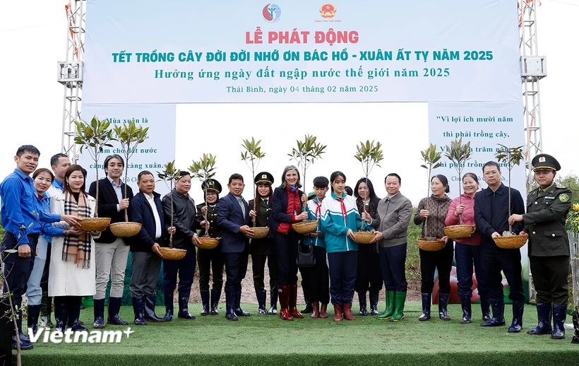 Bộ trưởng Đỗ Đức Duy; bà Ramla Khalidi, Trưởng Đại diện UNDP Việt Nam; lãnh đạo tỉnh Thái Bình; cùng các đại biểu tại Chương trình “Tết trồng cây đời đời nhớ ơn Bác Hồ,” mừng xuân Ất Tỵ 2025 tại tỉnh Thái Bình. (Ảnh: HV/Vietnam+)