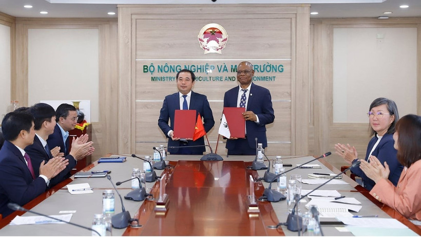 Bộ trưởng Bộ Nông nghiệp và Môi trường Trần Đức Thắng và ông Martin Kabaluapa, Tổng Giám đốc các văn phòng của Tổ chức Quốc tế về Bảo tồn Thiên nhiên (WWF) ký Biên bản ghi nhớ hợp tác (MOU) mới. (Ảnh: Khương Trung).