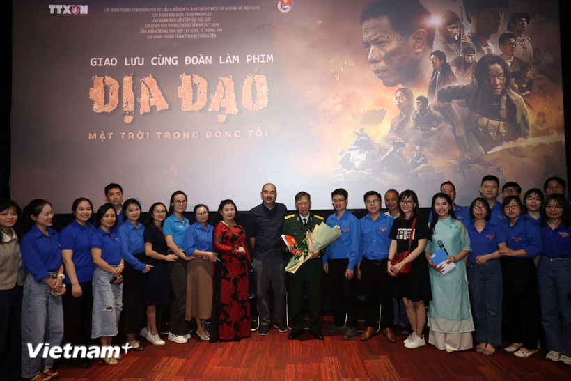 Các đoàn viên thanh niên Thông tấn xã Việt Nam chụp ảnh lưu niệm với Anh hùng Lực lượng vũ trang nhân dân Tô Văn Đực và đại diện đoàn làm phim “Địa đạo: Mặt trời trong bóng tối.” (Ảnh: Hoài Nam/Vietnam+)