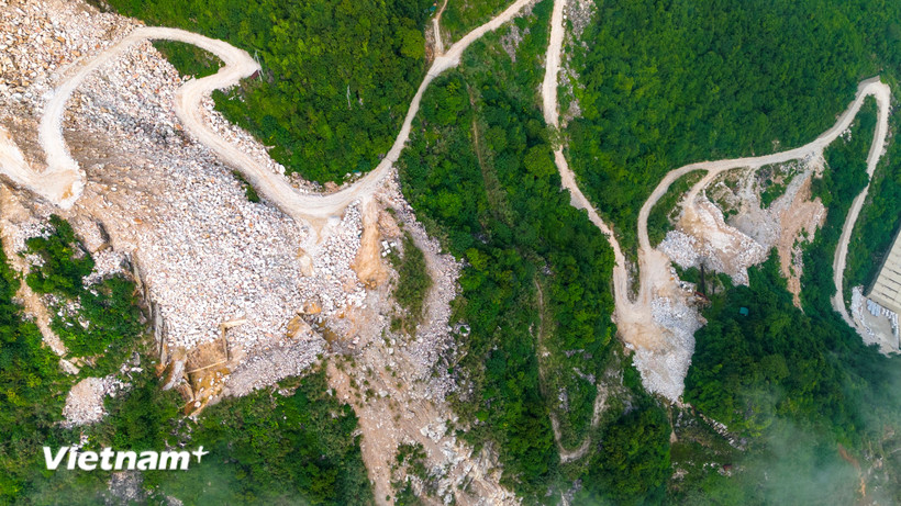 Cơ hội khai thác, sử dụng hiệu quả khoáng sản đi kèm, đáp ứng nhu cầu của các dự án giao thông, xây dựng công trình trọng điểm. (Ảnh: Hoài Nam/Vietnam+)