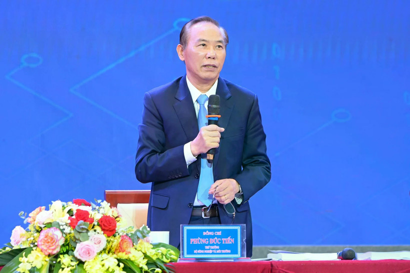 Thứ trưởng Bộ Nông nghiệp và Môi trường Phùng Đức Tiến phát biểu.