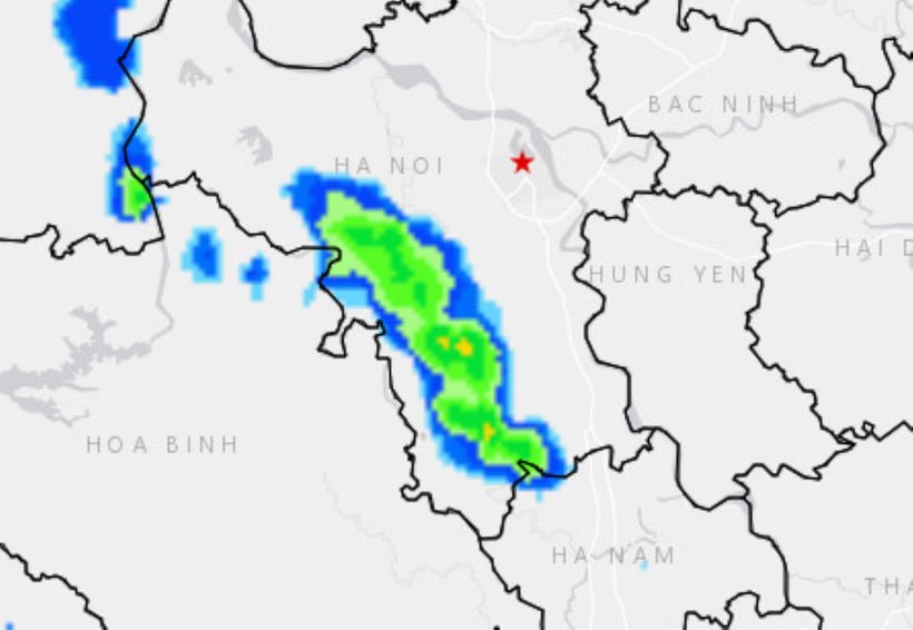 Hình ảnh vệ tinh và ảnh ra đa thời tiết cho thấy mây đối lưu gây mưa đang hoạt động trên khu vực huyện Chương Mỹ, Mỹ Đức, Ứng Hoà, Thanh Oai, Quốc Oai. (Nguồn ảnh: Cục KTTV)