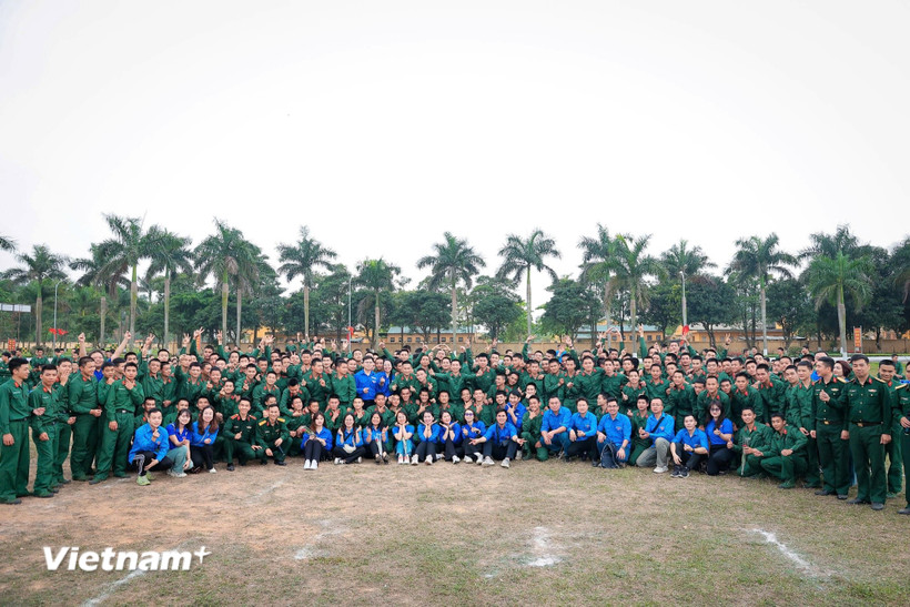 Các đoàn viên, thanh niên TTXVN và Trung đoàn bộ binh 24 cùng chụp ảnh lưu niệm. (Ảnh: Hoài Nam/Vietnam+)