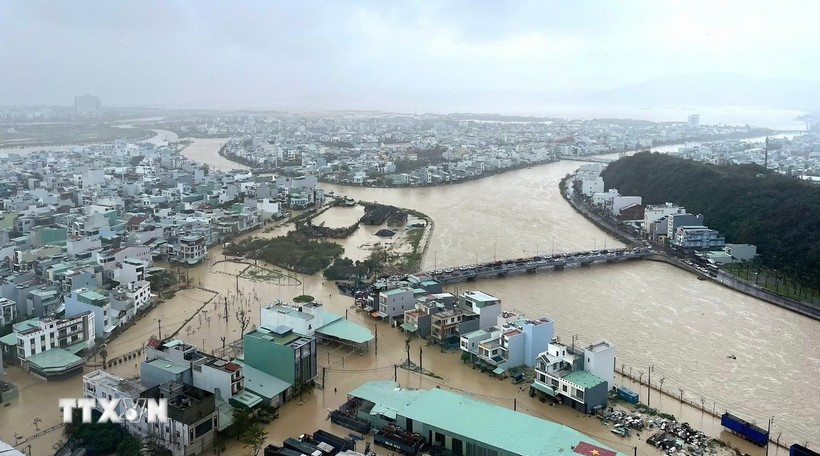 Nhiều khu vực tại phường Quy Nhơn Đông (tỉnh Gia Lai) ngập sâu trong nước. (Ảnh: Quang Thái/TTXVN)