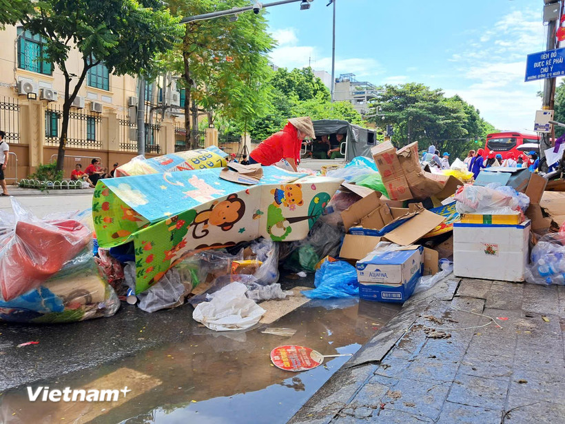 Tổng lượng chất thải rắn sinh hoạt của Hà Nội và Thành phố Hồ Chí Minh, chiếm khoảng 23% lượng rác thải của cả nước. (Ảnh: Hùng Võ/Vietnam+)